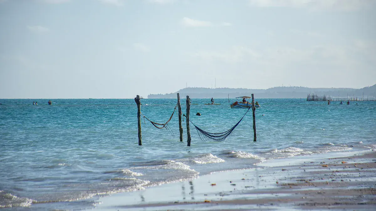 Redes dentro da água rasa e clara na orla de Maragogi, em Alagoas