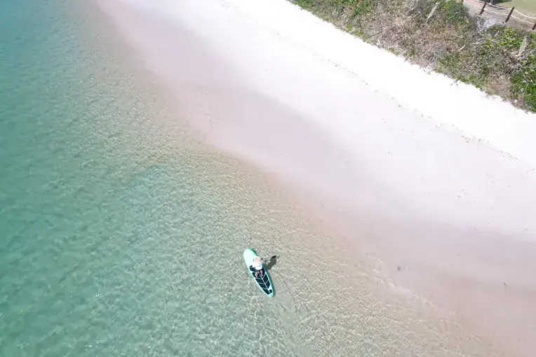 Piscina natural rasa e calma formada na maré baixa na praia de Muro Alto, em Ipojuca