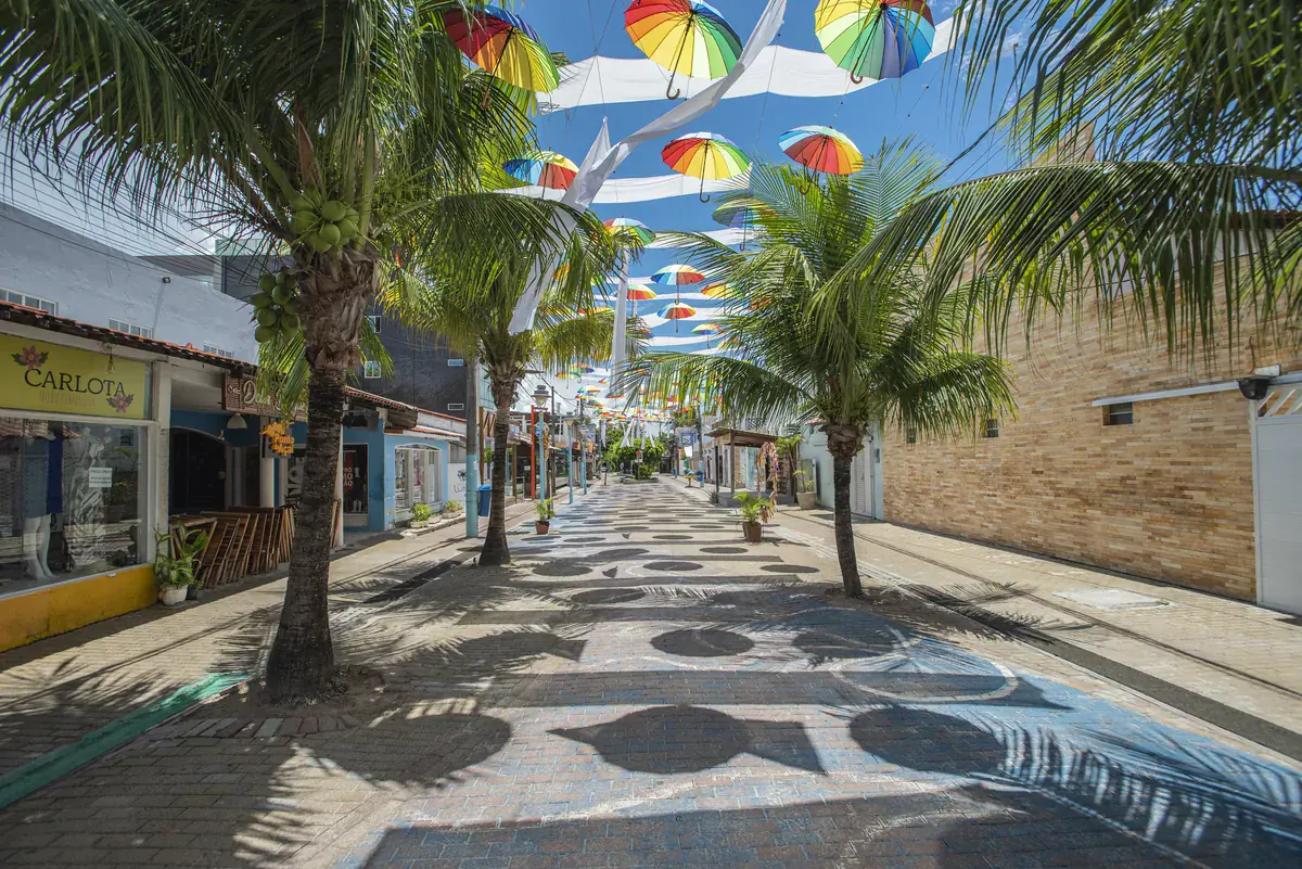 Ruas de pedestres do centrinho de Porto de Galinhas, com lojas de artesanato e restaurantes