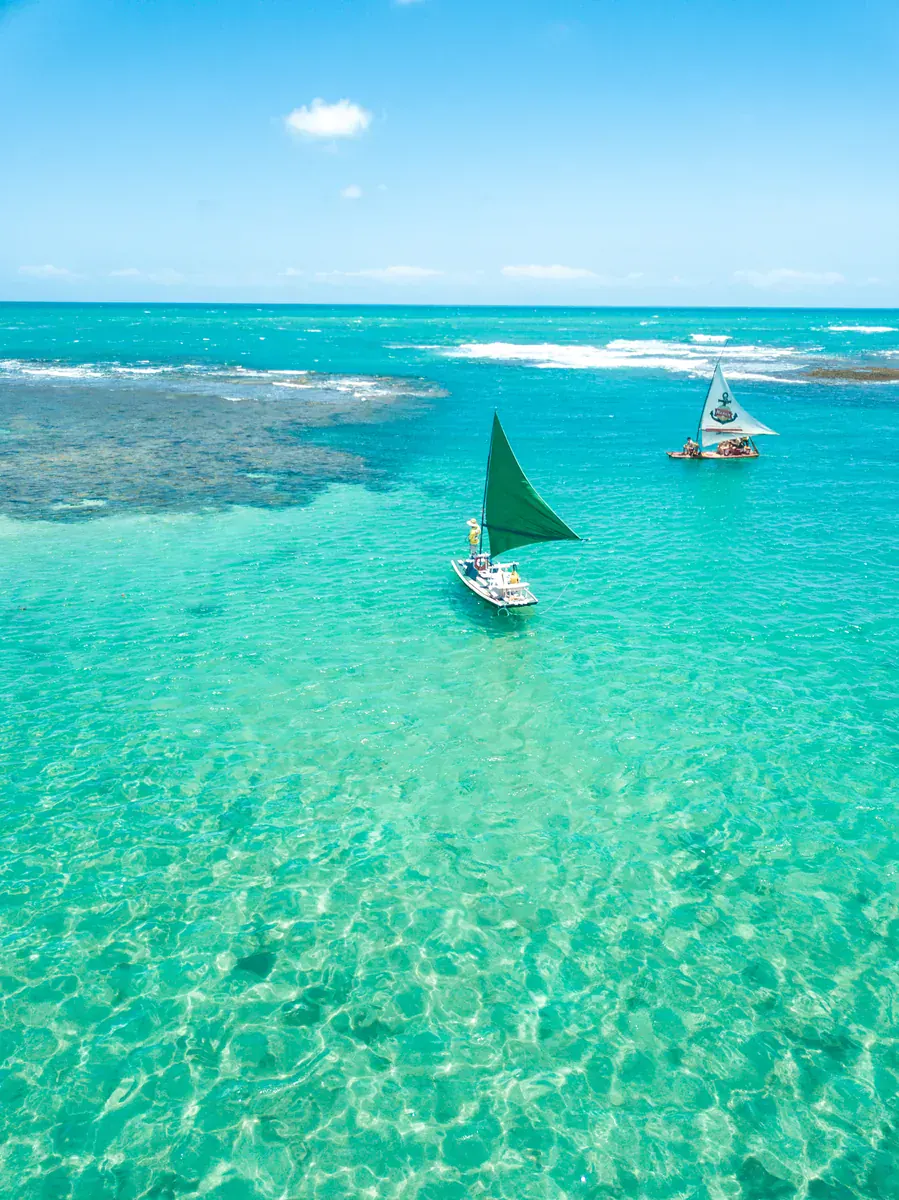 Jangada de vela colorida ancorada na areia da Praia da Vila, em Porto de Galinhas