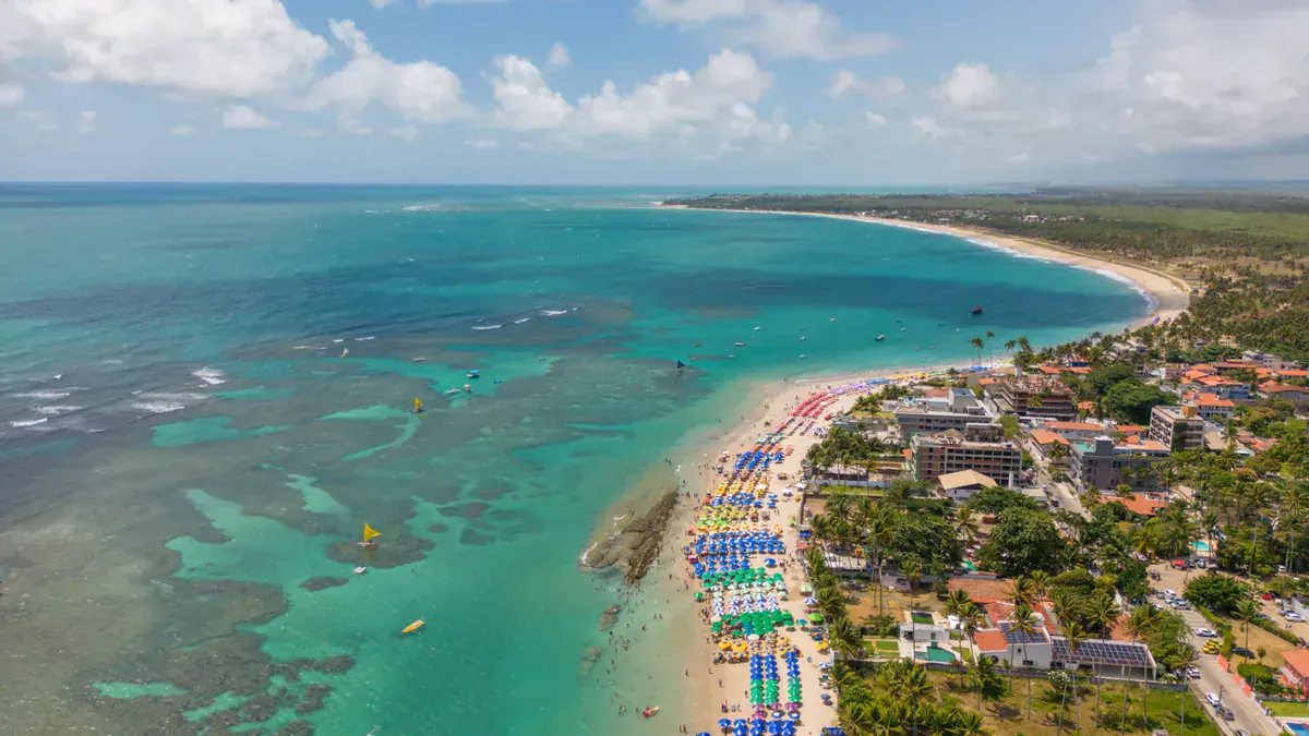 Água esverdeada e recifes na praia de Porto de Galinhas, em Ipojuca