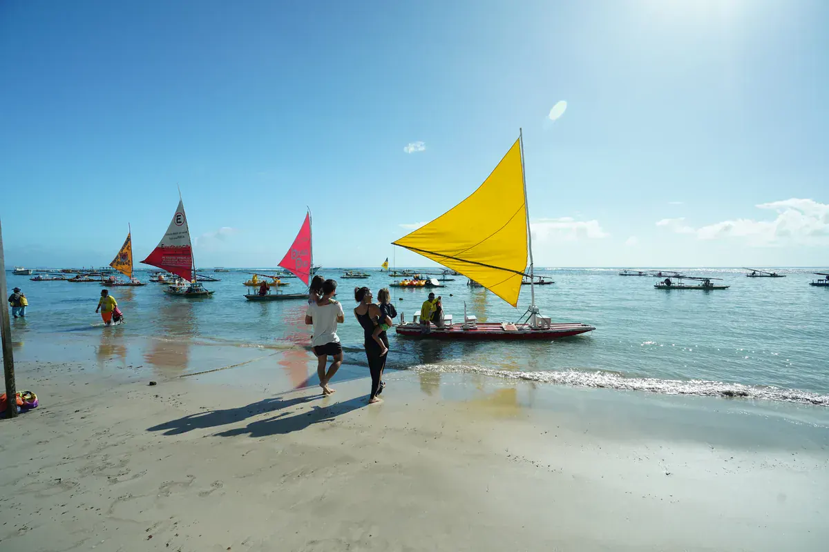 Mar calmo dentro da barreira de recifes de Porto de Galinhas na maré baixa