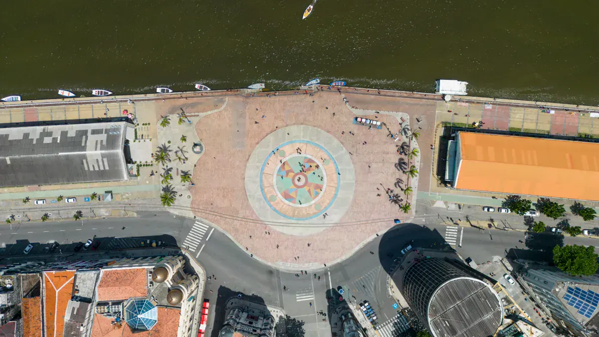 Praça do Marco Zero, no bairro do Recife Antigo, com o casario colorido ao redor