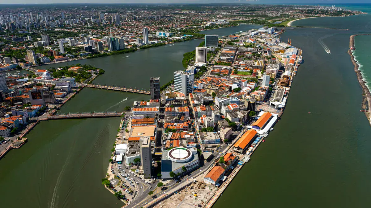 Ruas de paralelepípedo e prédios coloniais do Recife Antigo