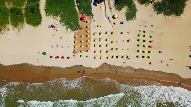Orla de Boa Viagem, no Recife, com prédios à beira-mar e recifes na maré baixa