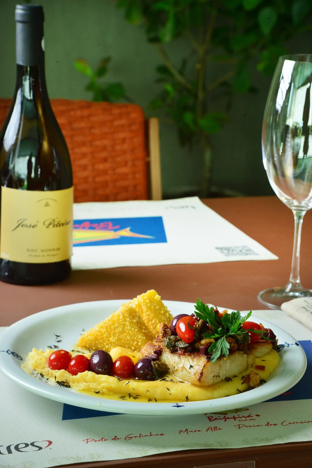 Prato de peixe servido em restaurante da Villa de Muro Alto, em Ipojuca