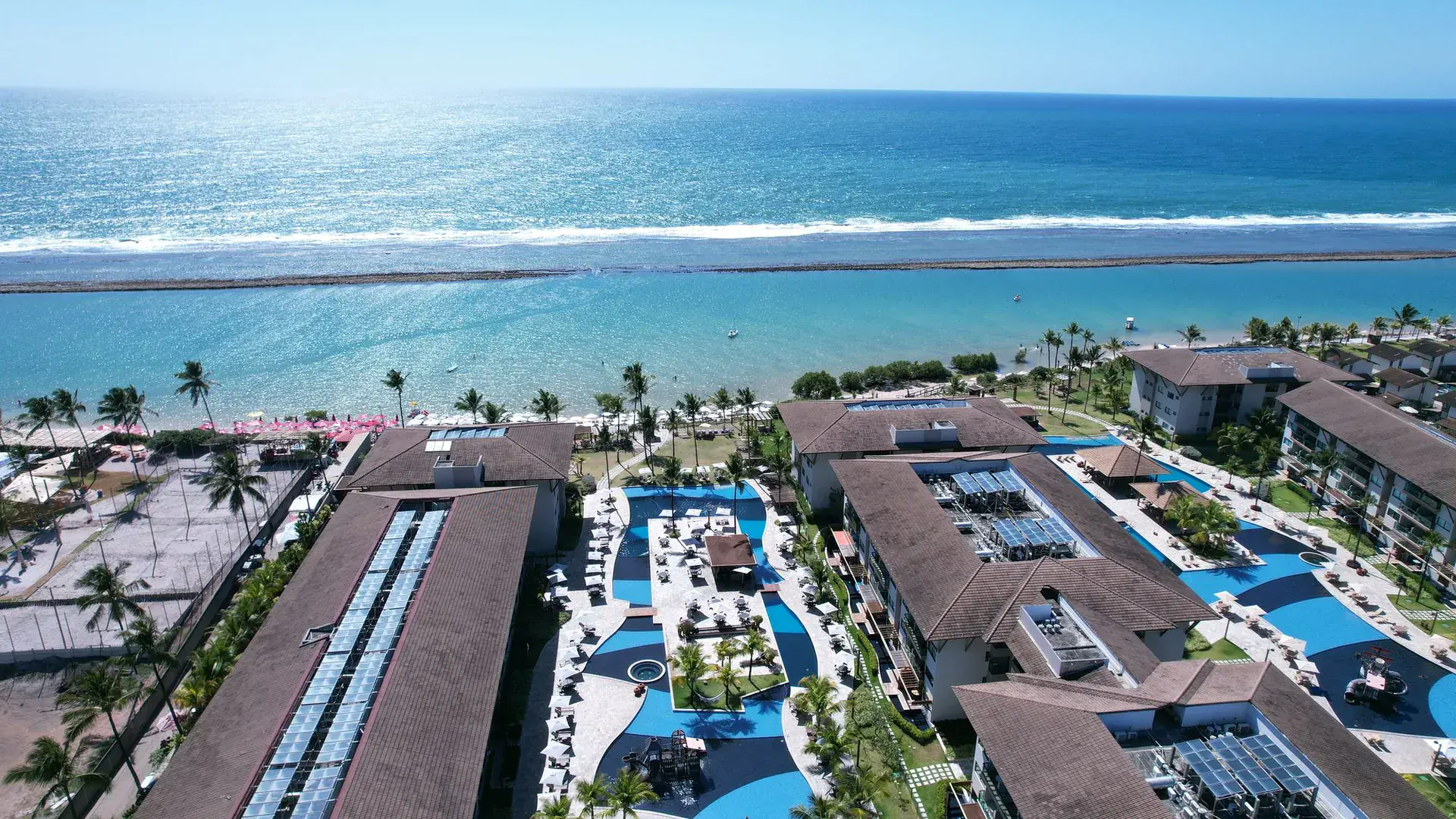 Vista aérea da piscina natural de Muro Alto em frente ao Samoa Beach Resort