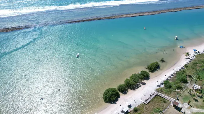 Barreira de recifes e mar calmo na praia de Muro Alto