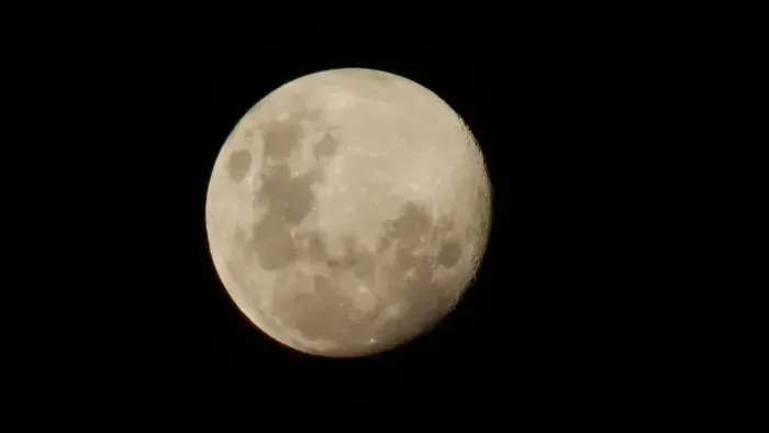 Lua cheia refletida no mar calmo da praia de Muro Alto, em Ipojuca