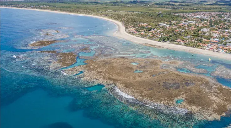 Recifes à mostra na maré baixa na praia de Muro Alto, em Ipojuca