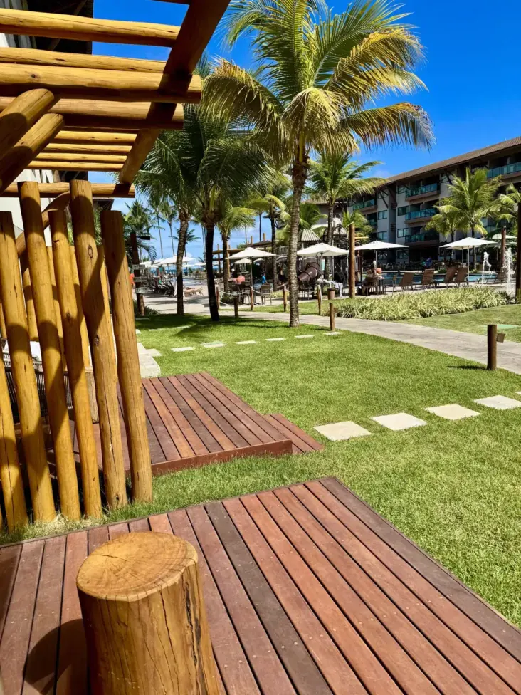 Caminhos planos e acessíveis entre os jardins e piscinas do Samoa Beach Resort