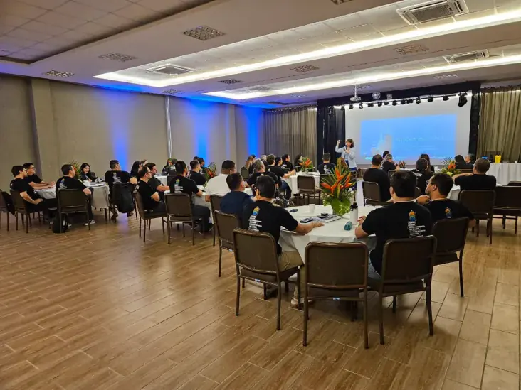 Centro de Convenções do Samoa Beach Resort montado com mesas para evento corporativo
