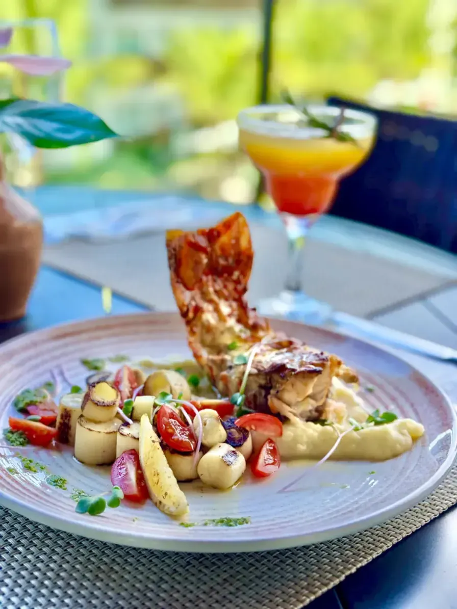 Prato de peixe com legumes servido na gastronomia do Samoa Beach Resort