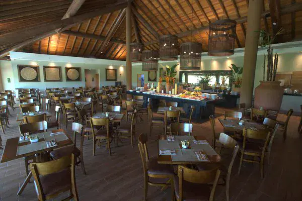 Salão do Restaurante Tuvalu do Samoa Beach Resort, com mesas e buffet