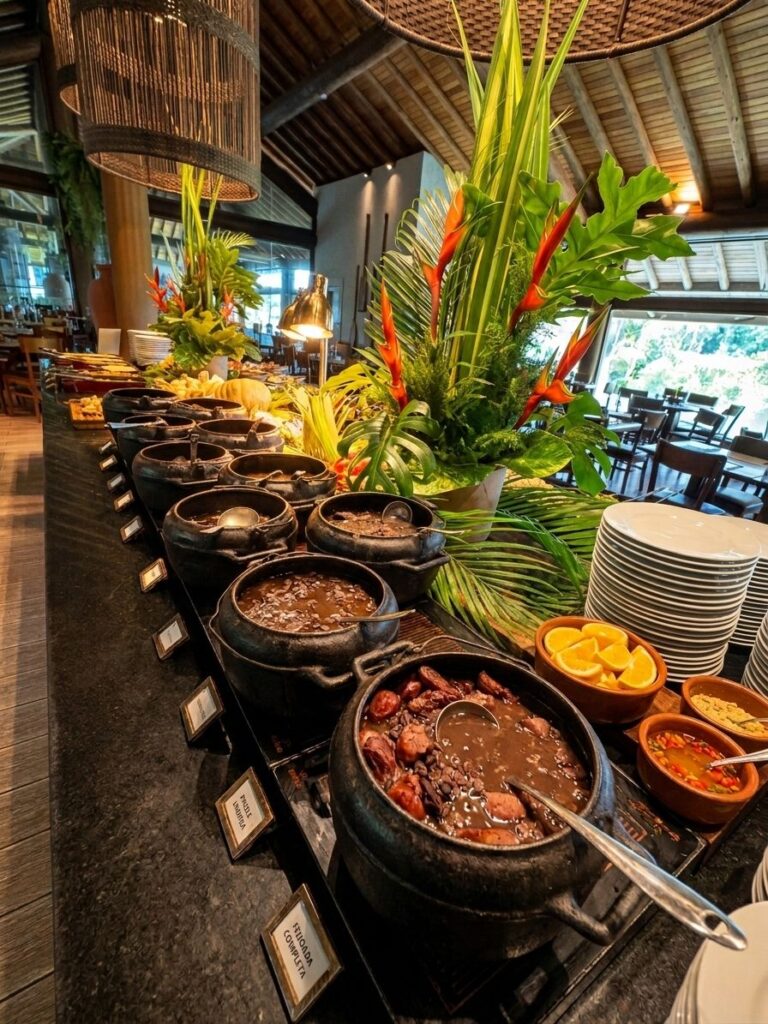 Panelas de ferro com feijoada completa servida no Restaurante Tuvalu do Samoa Beach Resort, em Muro Alto.