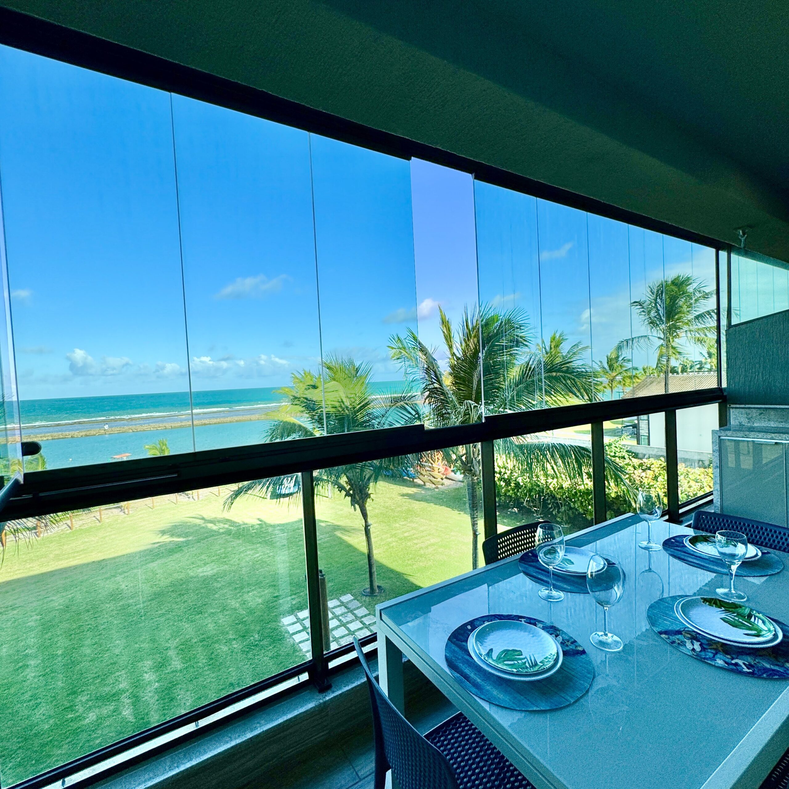 Varanda de resort com vista para o mar.