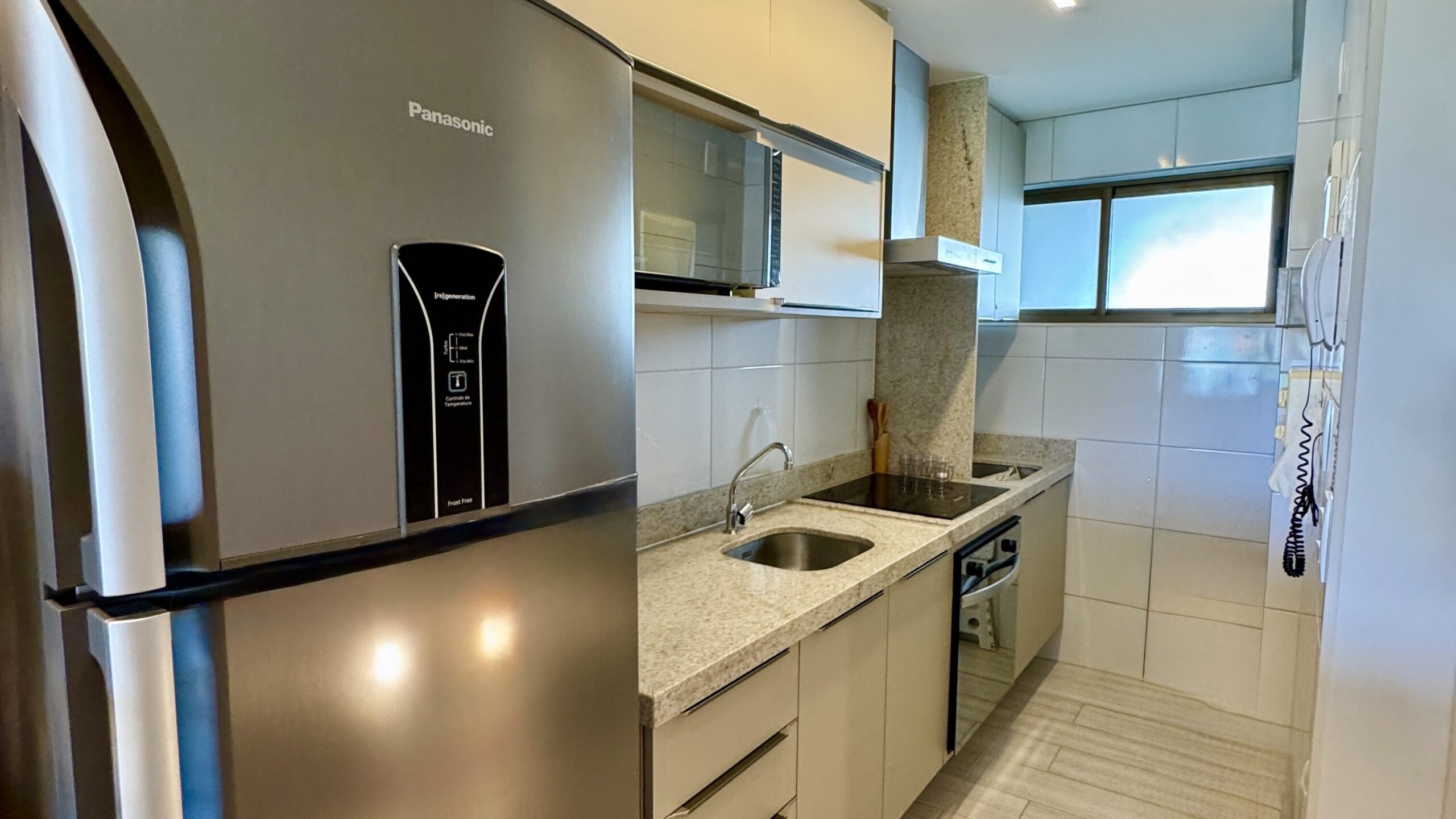 cozinha americana completa do apartamento de 2 quartos
