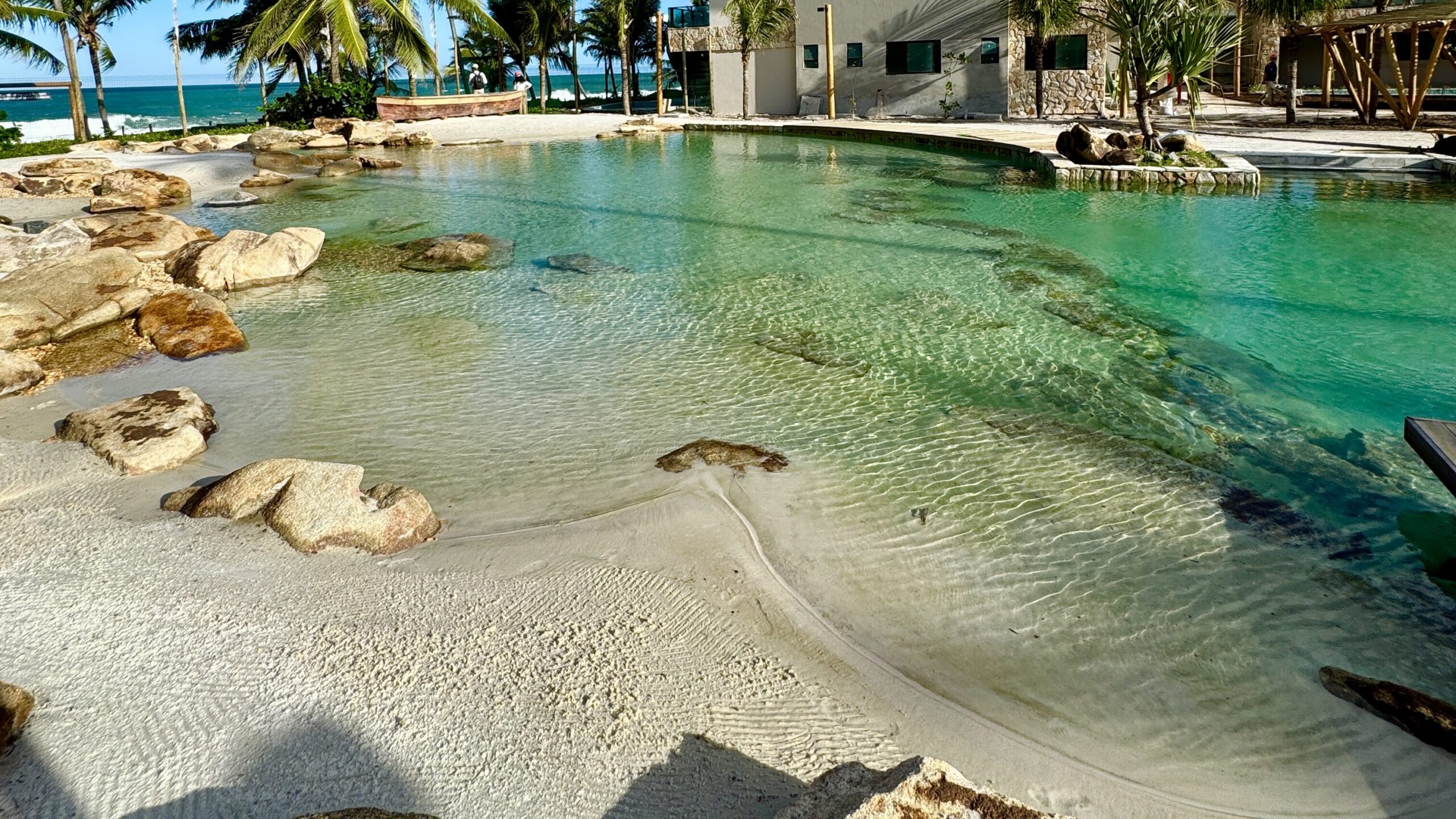 Genesis Pool, com seixos e areia natural