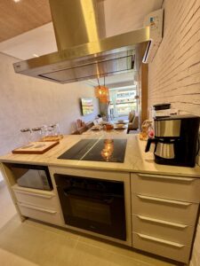 "Cozinha completa e equipada em flat de luxo na Praia de Muro Alto, Porto de Galinhas
